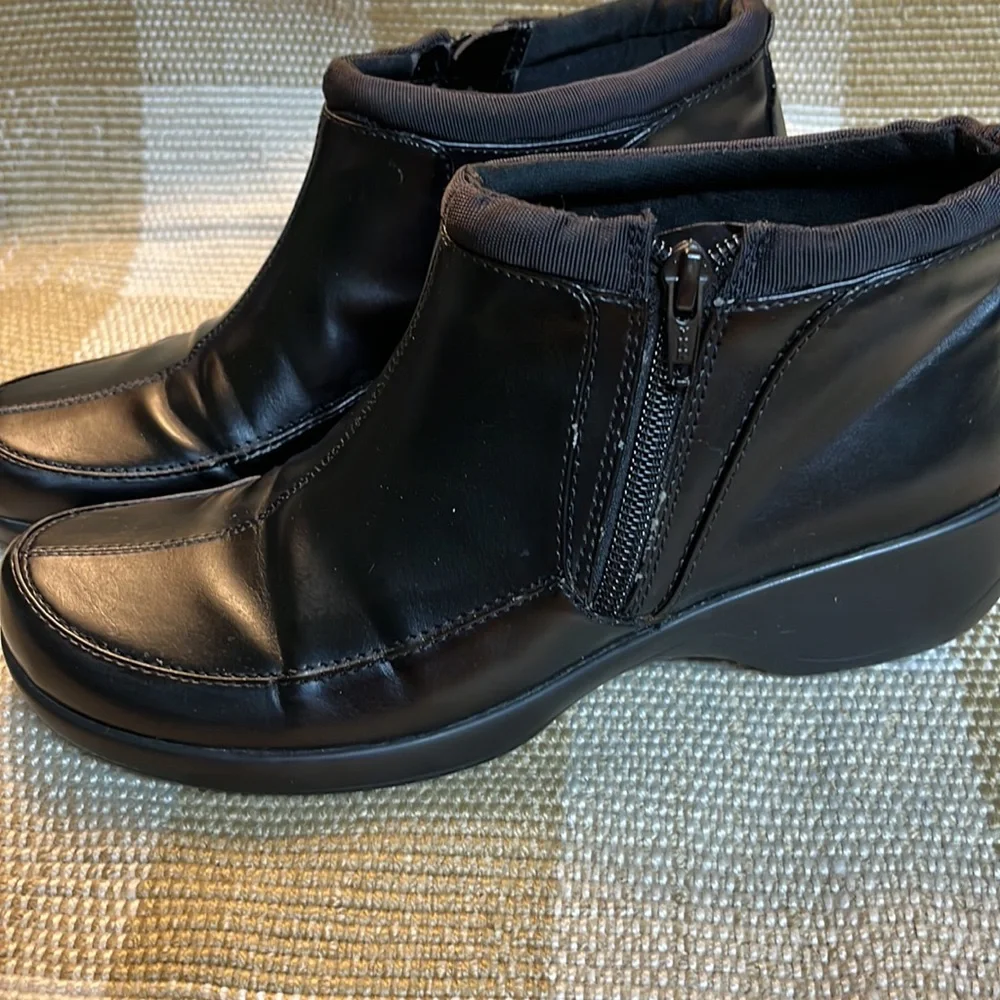 Easy Spirit Women’s Zip Bootie, good pre-owned condition - Picture 2 of 5